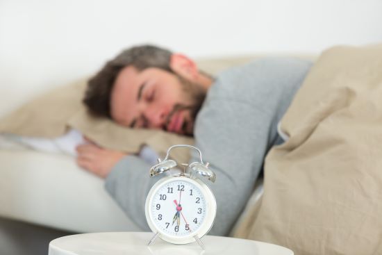 Bildet kan inneholde: briller, hånd, komfort, sofa, vekkerklokke.