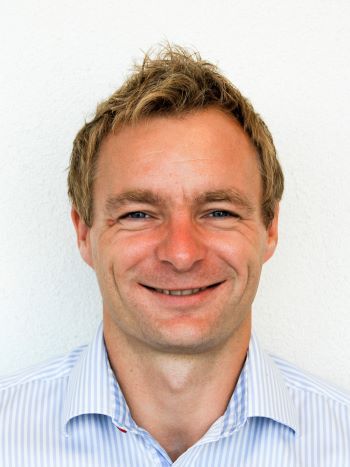 Portrett av smilende voksen mann, blond