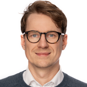 Portrett av ung mann med briller